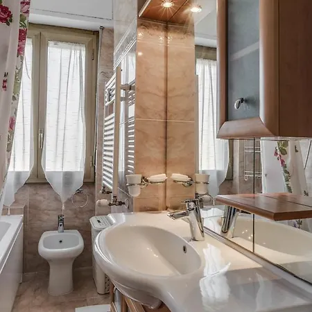 Amazing Chic In The Full Centre Of Apartment *